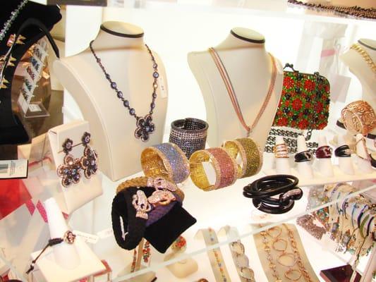 Martinuzzi Accessories' collections of necklaces, bracelets and more.