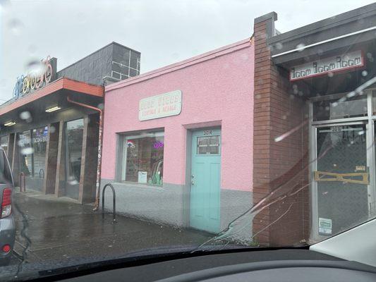 Cute little blink-and-you'll-miss-it spot