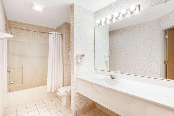 Guest room bath