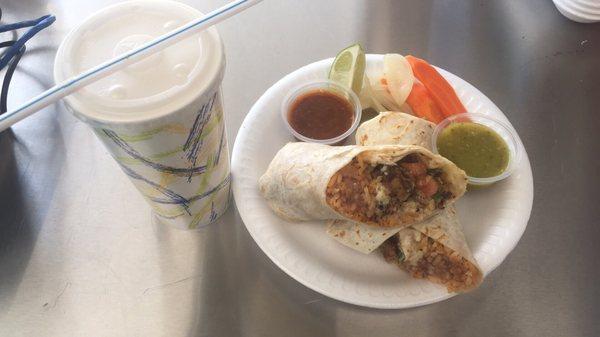 Comida mexicana . Tacos , burritos , quesadillas, tacos de barbacoa estilo Guadalajara .tortas ahogadas .