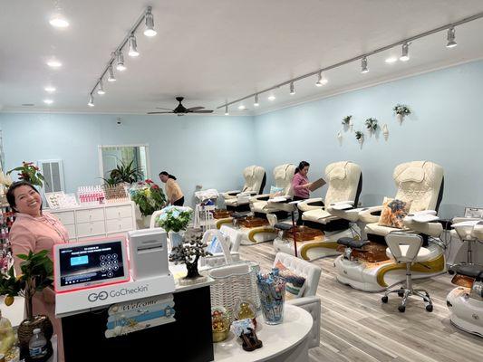 Love the beach theme. The owner and staff are super sweet.