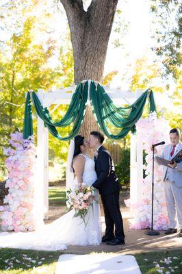 First kiss as Mr. and Mrs. Dia reminded our officiant prior to the ceremony to step to the side so that we can get our shot.