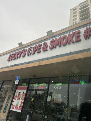 Luckys vape and smoke