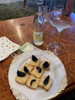 Lemon wine, toast with black garlic and evoo