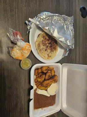 Pupusa frijoles con queso and platanos