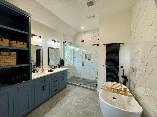 Beautiful Master Bathroom remodeling in South Austin. DecoVita Tile.