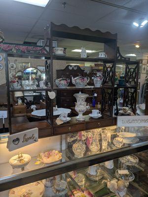 Nice porcelain giftware.