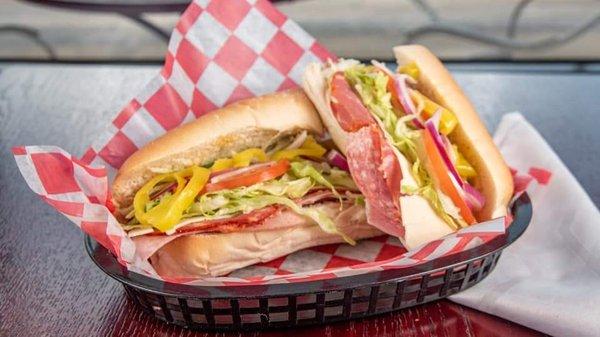 #1 The Boss - Giuseppe Masseria
Pepperoni, mortadella, baked ham, salami, hot capicola, sharp provolone, lettuce, tomato, hot pepper rings,