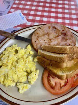 Eggs, ham, tomato slices, toast