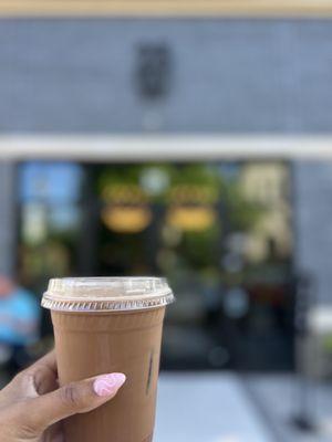 Iced oatmilk latte with vanilla and caramel