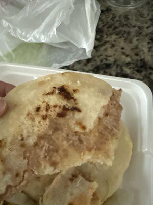 Mal servicio, las pupusas masudas y frijoles mexicanos. Si quieres comer al estilo salvadoreño No visites este lugar .