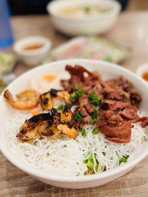 Grilled shrimp & charbroiled pork with thin rice noodles (BUN)