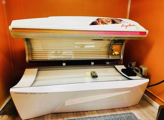 Bronze By The Lake Tanning Lounge