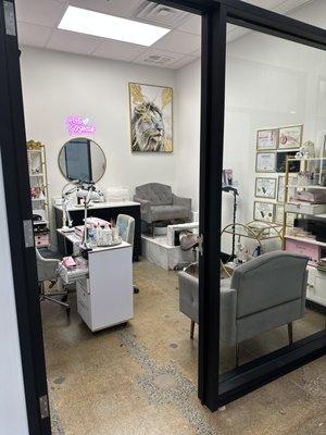 This Studio is comfortable. Dm or call for any questions..