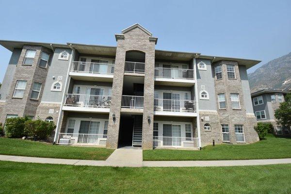 BYU Approved - Walk to BYU Location - 3 Bedroom 2 Bath - Furnished - Clubhouse - Pool - Spa