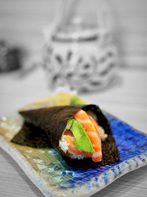 Salmon Avocado Handroll