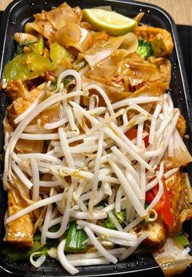 Drunken noodles, veggies and tofu. Extremely hot.
