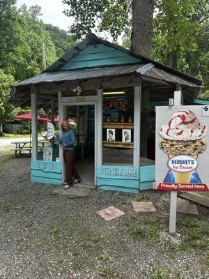 Great Roadside/Riverside Ice Cream Shop