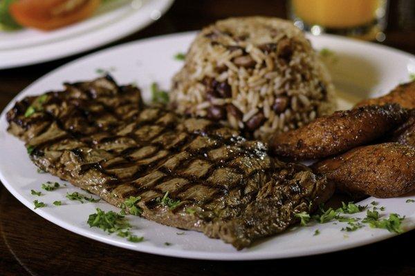 churrasco gallopinto y maduros