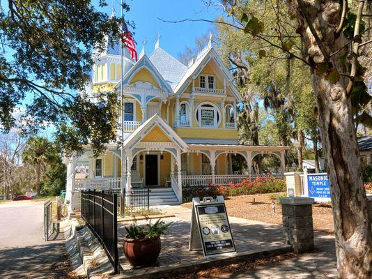The Donnelly House in Historic Mount Dora, FL on a tour with Mount Dora Transit and Tours