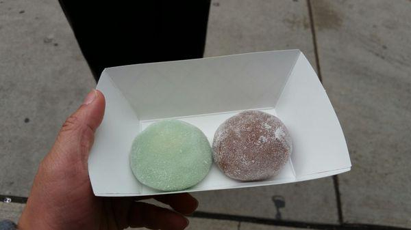 Green tea and coffee mochi