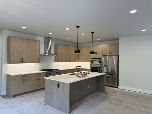 Kitchen lighting layout:
- General lighting (recessed lights).
- Task lighting (under cabinets led strip light & island pendant lights).