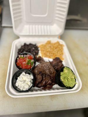 "Carne Asada"
Crema.
Guacamole.
Arroz.
Frijoles.
3 Tortillas Echas a Mano.