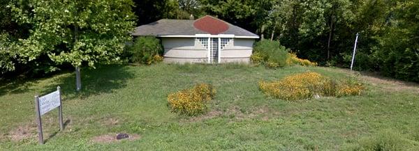 We currently meet at the Circle UU Fellowship House. This is the front of the building. Just off Michigan Rd (east on 57th St)