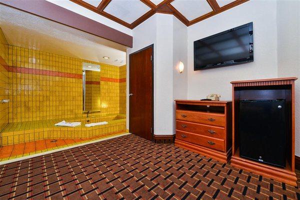 One King Bed Hot Tub Suite