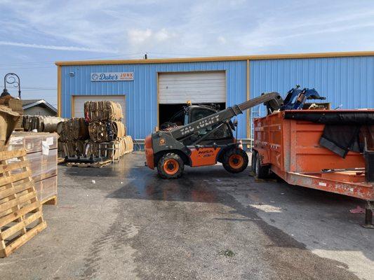 Austin, Texas trash drop-off center. Junk removal, furniture disposal & recycling. residential & commercial