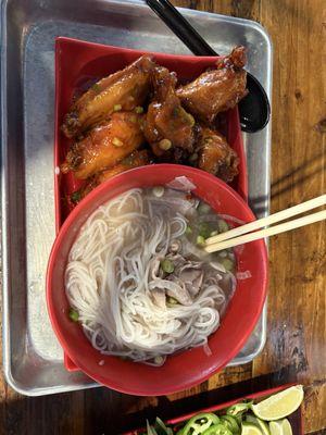 Pho toi Honey sriracha wings