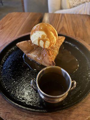 Peach pie with ice cream and caramel sauce