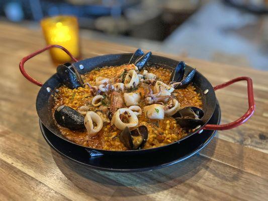 Mariscos Paella (scallops, mussels, prawns, squid, chorizo, garlic aioli)