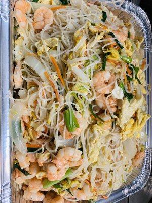 A tray shrimp chow mei fun (rice noodle )