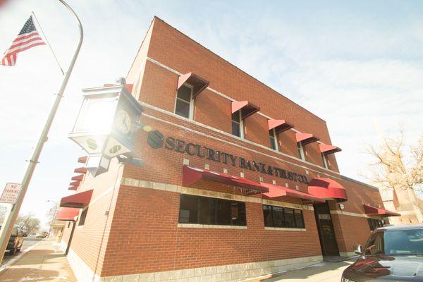 A professional and welcoming bank building located in the heart of Winsted.