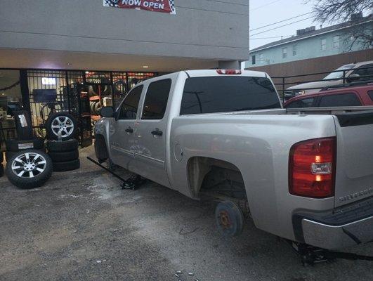 Fast, friendly, and reliable tire services!
-
¡Servicios de neumáticos rápidos, amigables y confiables!