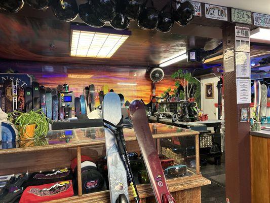 Awesome ski shop. Great for rentals and tuning. Excellent service!