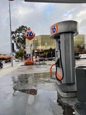 Sherman Oaks 76 Gas Station