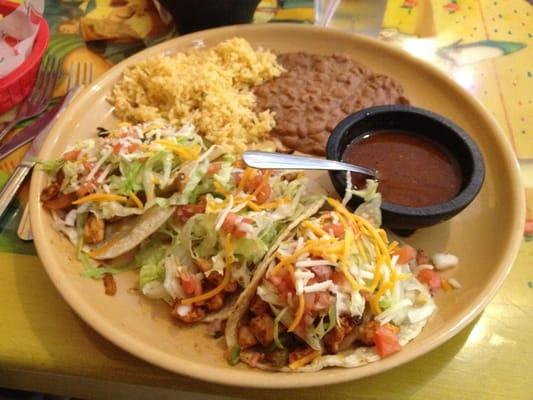 Tres tacos con pollo al chipotle.