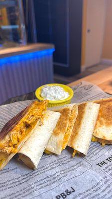 Quesadilla de pollo o carne.