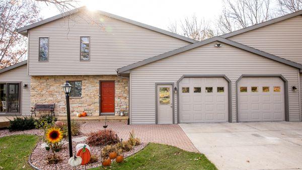 Norandex Siding Sierra color installed by our experts.
Request a free estimate by clicking this link: https://prairieexteriors.com/book/