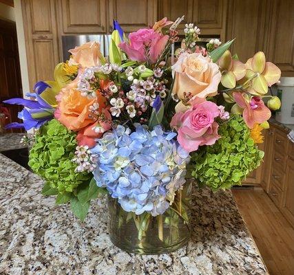 Lola's Gifts & Flowers