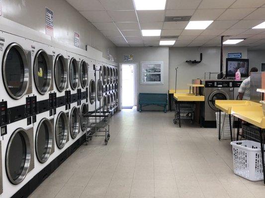 Clean and well-lit space. Good for reading while waiting for the cycles to end.