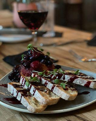Brie with bred and berries