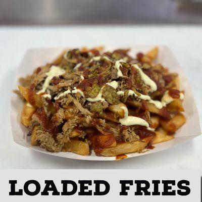 Loaded fries with Bbq Sauce, avocado creama and crispy jalapeño chips.