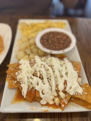Chilaquiles, papas con huevo