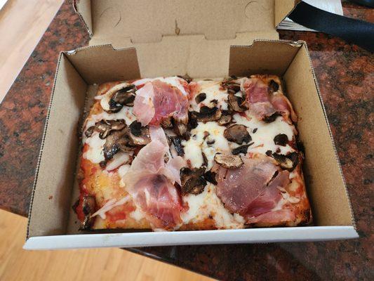 Bobu's "special" - mushroom, prosciutto, and mozzarella with great crust.
