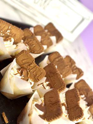 Mia’s Cakes By The Pound Cupcakery