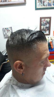 Mediun fade com over con lina al lado Mediun fade com over whit line in the side