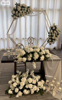 Sweetheart table
Arch flowers
We also rent the arch
